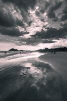 lindo pôr do sol às a de praia do Bertioga, são paulo, brasil. dentro Preto e branco. foto