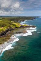 Visão do a famoso dourado de praia entre Preto vulcânico pedras em a bancos do a gris-gris rio, la roche qui pleura dentro Maurícia foto