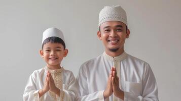 ai gerado feliz muçulmano família pai e filho cumprimento eid Mubarak foto