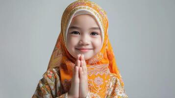 ai gerado fofa muçulmano pequeno ásia menina cumprimento Ramadhan isolado em branco fundo foto