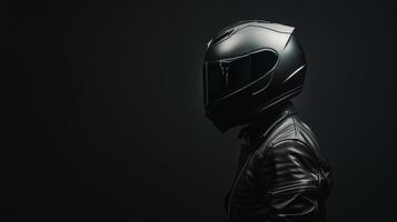 ai gerado motociclista perfil dentro capacete, Sombrio pano de fundo foto