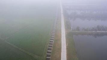 enevoado campo caminho aéreo com canais foto