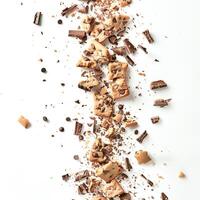 ai gerado chocolate lasca biscoitos deleite em branco foto