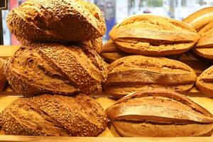 pão e produtos de panificação são vendidos em uma loja em israel. foto