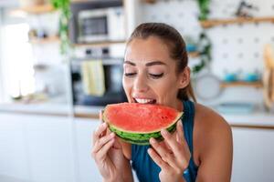 jovem mulher dentro uma delicioso momento Como ela saboreia uma fatia do Melancia. a vibrante cores do a fruta e dela evidente alegria crio uma vívido retrato do uma simples, ainda profundamente satisfatório experiência. foto