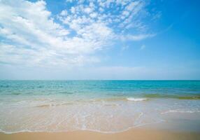 lindo horizonte panorama verão panorama frente Visão ponto tropical mar de praia branco areia limpar \ limpo e azul céu fundo calma natureza oceano lindo onda água viagem às sai kaew de praia Tailândia foto