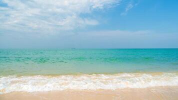 lindo horizonte panorama verão panorama frente Visão ponto tropical mar de praia branco areia limpar \ limpo e azul céu fundo calma natureza oceano lindo onda água viagem às sai kaew de praia Tailândia foto