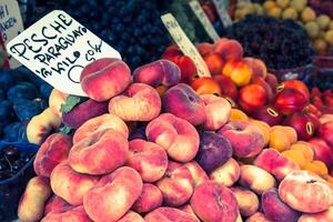 colorida mercearias Mercado dentro Veneza, Itália. ao ar livre mercado impedir com frutas e legumes. foto