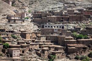 casas dentro a montanhas fechar para imilil dentro toubkal nacional parque, Marrocos foto