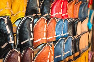 sapatos em uma sapato impedir em a mercado dentro essaouira, Marrocos foto