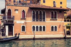 Visão baixa a pitoresco canais do Veneza, Itália foto