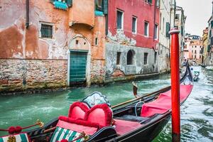 gôndola serviço em a canal dentro Veneza, Itália foto