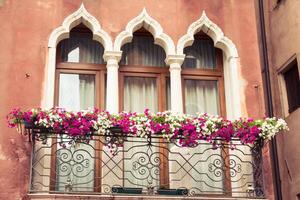 fachadas do casas em uma rua dentro Veneza, Itália foto