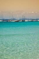 luxo iates dentro turquesa de praia do Formentera Illetes foto
