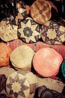velho medina souk fez, artesão fazer compras do colorida marroquino couro, fez, Marrocos. foto