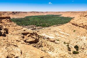 uma Vila às a oásis às a inferior do uma desfiladeiro dentro a Atlas montanhas, Marrocos foto