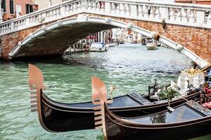 gôndolas dentro canal -símbolo do Veneza ,Itália foto