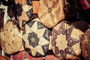 velho medina souk fez, artesão fazer compras do colorida marroquino couro, fez, Marrocos. foto