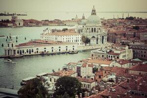 lindo Visão do a grande canal e basílica santa maria della saudação dentro a atrasado tarde com muito interessante nuvens, Veneza, Itália foto