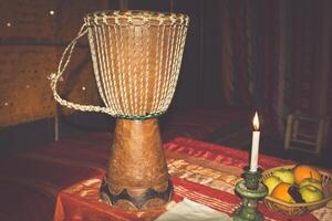 a africano tradicional tambor separadamente em uma branco fundo foto