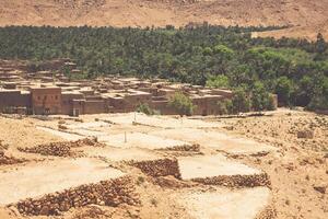 uma Vila às a oásis às a inferior do uma desfiladeiro dentro a Atlas montanhas, Marrocos foto