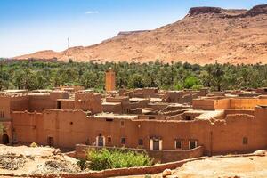 uma Vila às a oásis às a inferior do uma desfiladeiro dentro a Atlas montanhas, Marrocos foto