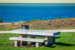 isolado Lugar, colocar para meditações em a mar costa. em uma Banco foto