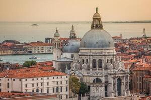 lindo Visão do a grande canal e basílica santa maria della saudação dentro a atrasado tarde com muito interessante nuvens, Veneza, Itália foto