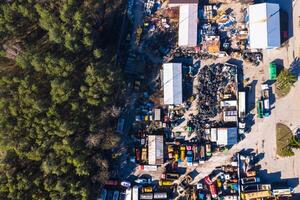 ferro-velho com carros abandonado e ferrugem foto