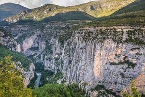 lindo panorama do a desfiladeiros du verdon dentro sudeste França. provence-alpes-cote d'azur. foto