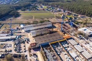 aéreo Visão a partir de acima do industrial edifícios, armazéns ou fábrica estoques ou logístico companhia foto