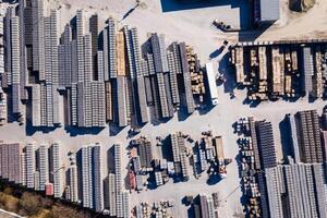 aéreo Visão do industrial construção materiais, empilhados em uma construção local foto