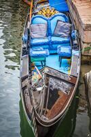 gôndola serviço em a canal dentro Veneza, Itália foto