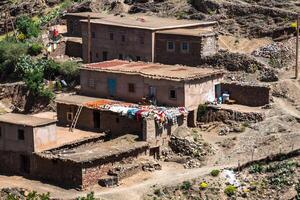 casas dentro a montanhas fechar para imilil dentro toubkal nacional parque, Marrocos foto