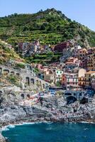 Vila do manarola com balsa, cinque terre, Itália foto