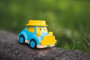 crianças plástico brinquedo carro com olhos em a Parque infantil foto