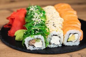 delicioso tradicional japonês Sushi e rolos em uma prato foto