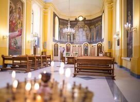lindo interior do a ucraniano ortodoxo Igreja foto