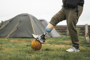 uma homem com uma protético perna é fazendo Esportes jogando futebol foto