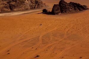 wadi rum deserto dentro Jordânia. em a pôr do sol. panorama do lindo areia padronizar em a duna. deserto panorama dentro Jordânia. foto