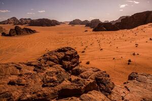 wadi rum deserto dentro Jordânia. em a pôr do sol. panorama do lindo areia padronizar em a duna. deserto panorama dentro Jordânia. foto