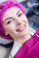 dentista examinando dentes do uma jovem mulher paciente dentro uma dental clínica. odontologia conceito. dentista e paciente dentro a dental escritório. foto