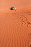 wadi rum deserto dentro Jordânia. em a pôr do sol. panorama do lindo areia padronizar em a duna. deserto panorama dentro Jordânia. foto