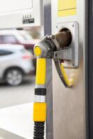 jovem mulher reabastecimento carro com Gasolina às gás estação. eco combustível conceito. a conceito do ambientalmente amigáveis transporte. foto