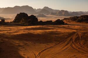 wadi rum deserto dentro Jordânia. em a pôr do sol. panorama do lindo areia padronizar em a duna. deserto panorama dentro Jordânia. foto