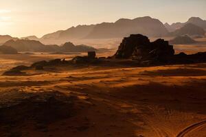 wadi rum deserto dentro Jordânia. em a pôr do sol. panorama do lindo areia padronizar em a duna. deserto panorama dentro Jordânia. foto