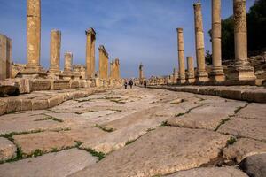 romano ruínas dentro a jordaniano cidade do Jerash. a ruínas do a murado greco-romano assentamento do gerasa somente lado de fora a moderno cidade. a jerash arqueológico museu. foto