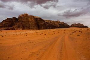 wadi rum deserto dentro Jordânia. em a pôr do sol. panorama do lindo areia padronizar em a duna. deserto panorama dentro Jordânia. foto