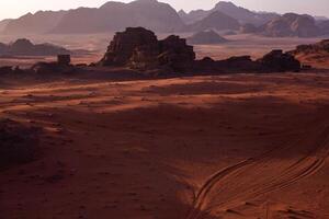 wadi rum deserto dentro Jordânia. em a pôr do sol. panorama do lindo areia padronizar em a duna. deserto panorama dentro Jordânia. foto