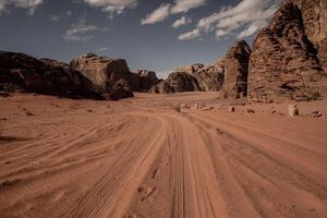 wadi rum deserto dentro Jordânia. em a pôr do sol. panorama do lindo areia padronizar em a duna. deserto panorama dentro Jordânia. foto